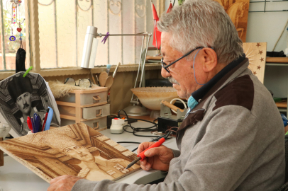 74 Yaşındaki Usta, 29 Yıldır Ahşap Yakma Sanatını İcra Ediyor