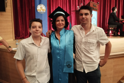 İki Çocuk Annesi 46 Yaşındaki Kadın Fakülte Birincisi Oldu