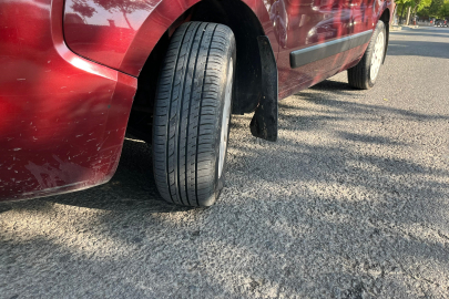 Çorlu’da Çukura Düşen Araç Hasar Gördü