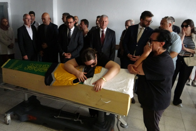 Düğününe 3 Ay Kalmıştı...Nişanlısı Tabutuna Sarılarak Gözyaşı Döktü