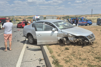 Edirne'deki Kavşakta Otomobiller Çarpıştı: 3 Yaralı