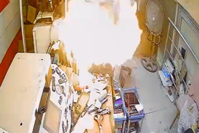 Cep Telefonu Tamir Esnasında Bomba Gibi Patladı