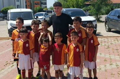 Milli Futbolcu Bilgili'den Edirne Galatasaray Futbol Okulu'na Ziyaret