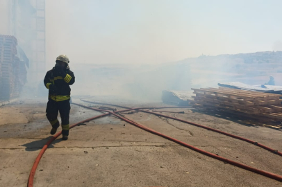 Tekirdağ'da Alüminyum Fabrikasının Bahçesindeki Palet Yangını Söndürüldü
