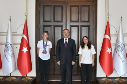 Vali Soytürk’ten Şampiyon Sporcuya Tebrik