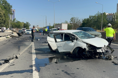 Bariyerlere Saplanan Otomobilin Takla Attığı Feci Kaza Kamerada: 3 Yaralı