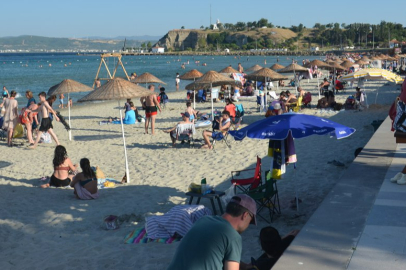 Gelibolu'da Vatandaşlar Hamzakoy Plajı'nda Serinledi
