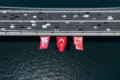 İstanbul Boğazı'ndaki Köprülere Türk Bayrağı Asıldı