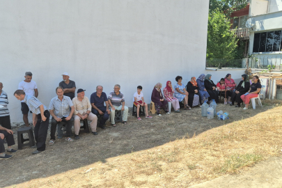 Tekirdağ'da Arıtma Tesisinin Dibinde Susuz Kalan Halk Bidonlarla Protesto Düzenledi