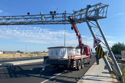 Muratlı’da Vinç Otoyol Plaka Tanıma Sitemi Direğine Çarptı