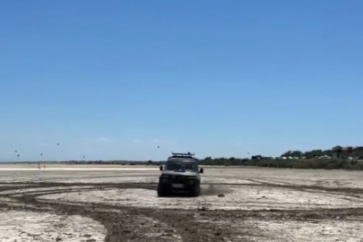 Gökçeada'da Tuz Gölünde Arazi Aracıyla Drift Yaptı