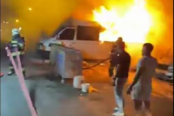 Çorlu'da Park Halindeki İki Minibüs Alev Topuna Döndü