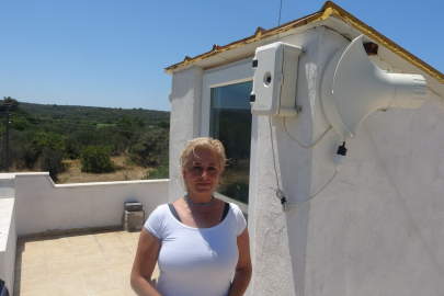 Ezan Sesini Duyabilmek İçin Köydeki Evinin Çatısına Sistem Kurdu