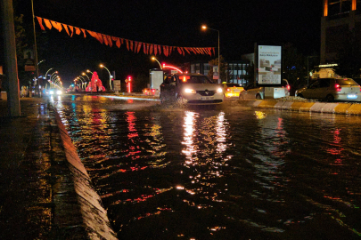 Edirne'de İçme Suyu Hattı Patladı: Cadde ve Sokaklar Göle Döndü
