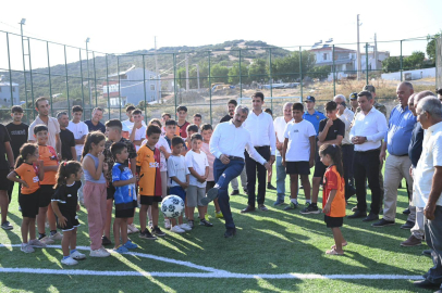 Vali Sezer, Çataltepe Köyü'nde Yapımı Tamamlanan Halı Sahayı İnceledi