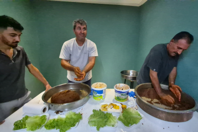 Yarım Ton Çiğköfte Yoğurup, Memleket Havası Yaşıyorlar
