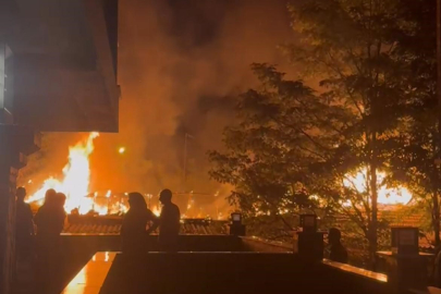 Tekirdağ’da Metruk Bina Alev Alev Yandı