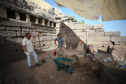 Assos'ta 3 Bin 500 Yıllık Stoa Gün Yüzüne Çıkarılıyor