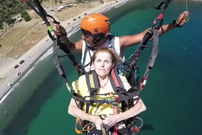 Engellerini Aşan Emekli Öğretmen Yamaç Paraşütü Yaparak Gökyüzüyle Buluştu