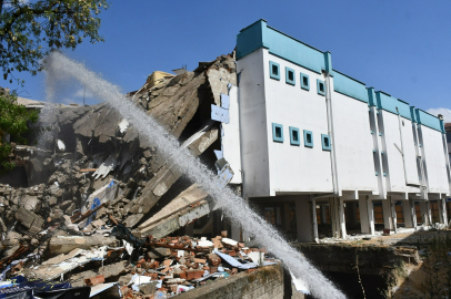 Lüleburgaz Belediyesi’nin Eski Hizmet Binasının Yıkımı Başladı