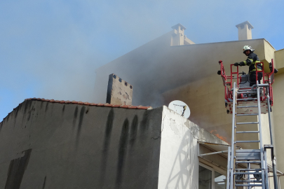 Çanakkale'de Çatı Katında Çıkan Yangın Korkuttu