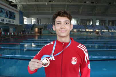 Milli Yüzücü Eymen İbolar, EYOF'tan Altın Madalyayla Döndü