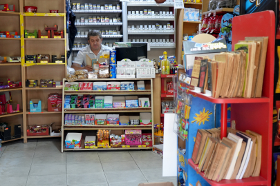 Tekirdağlı Bakkal Kitap Okuma Tutkusunu İş Yerinde de Sürdürüyor