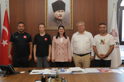 Edirneli Şampiyon Güreşçi Eylem Engin’den Başkan Akın'a Ziyaret