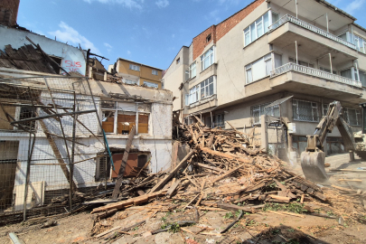 Çökme Tehlikesi Bulunan Metruk Bina Yıkılıyor