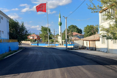 Edirne'deki Köy Yollarında Sıcak Asfalt Çalışmaları Devam Ediyor