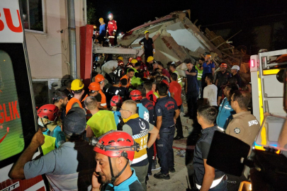 Balıkesir'deki Depremde Yıkılan Binadaki 6 Kişinin 6'sı da Sağ Kurtarıldı