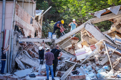 Balıkesir'deki Depremde Yıkılan 3 Katlı Binadan Karot Örneği Alındı
