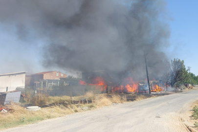 Tekirdağ'da Çiftlik Deposu Alev Alev Yandı