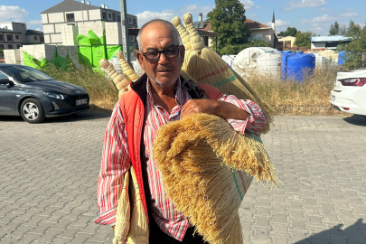 56 Yıldır Yollarda Süpürge Satarak Geçimini Sağlıyor