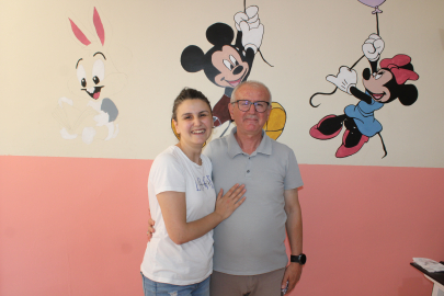 Tekirdağ’da Öğretmen Baba ve Kızı Çalıştıkları İlkokulun Duvarlarını Renklendirdi