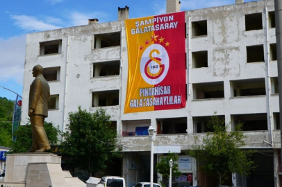 Pınarhisar Cumhuriyet Meydanı’nda Eski Otel Binası Yıkılıyor