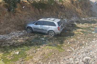 Çocukların El Frenini İndirdiği Otomobil Dereye Uçtu