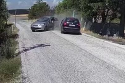 Edirne'de İki Otomobilin Çarpıştığı Kaza Anı Güvenlik Kamerasınca Kaydedildi