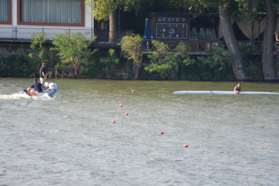 Edirne’de Kürek Yarışlarında Devrilen Tekneye Hızlı Müdahale