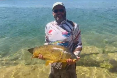 Yakaladığı 15 Kiloluk Sazanı Tekrar Suya Bıraktı