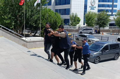 Tekirdağ'da Sürücüsünü Darbedip Gasbettikleri Taksiyle Kaza Yapan İki Şüpheli Tutuklandı