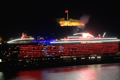 Çanakkale Boğazı'ndan Geçen Kruvaziyer, Gövdesine Türk Bayrağını Yansıttı