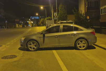 Edirne'de El Freni Boşalan Otomobil Park Halindeki Araçları Teğet Geçip Kaldırıma Çarparak Durdu