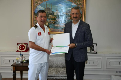 Edirne Valisi Sezer’den Bando Şefi Uysal’a Teşekkür Belgesi