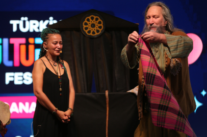 Çanakkale'de Kukla ve Karagöz Sanatçısı Müzeyyen Aslan Ustalık Nişanesi Peştamalı Kuşandı