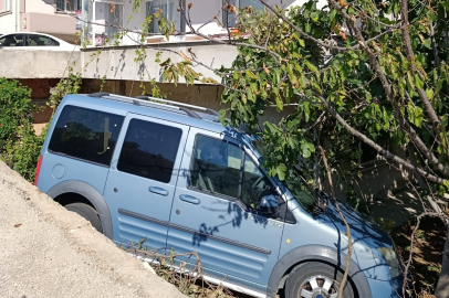 Kırklareli'nde Hafif Ticari Araç Evin Bahçesine Düştü