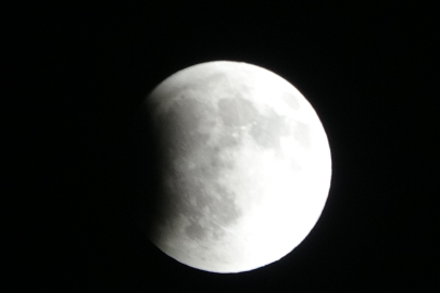 82 Dakika Sürecek "Kanlı Ay" Tutulması Başladı