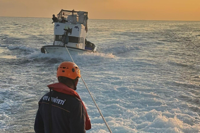 Çanakkale Boğazı’nda Makine Arızası Yapan Tekne Yedeklenerek Çekildi