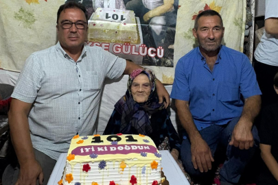Köy Halkı 101 Yaşına Giren Kadına Pasta Kesti