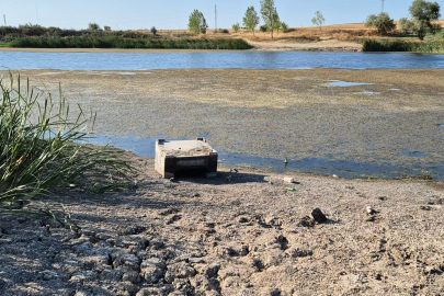 Tekirdağ'da Gölette Sular Çekildi, Çatlaklar Oluşmaya Başladı